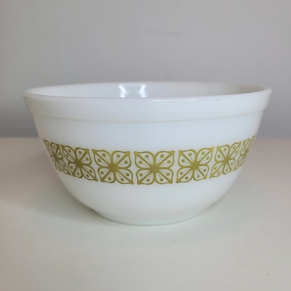 Pyrex Vintage 1960s White Verde 1½ QT bowl - Picture 1 of 8